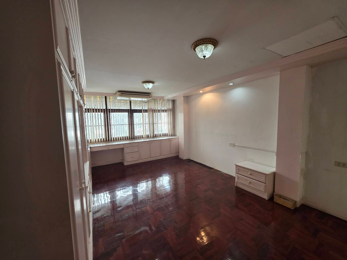 For RentShop HouseRama3 (Riverside),Satupadit : Commercial building for rent near Int-Intersect Rama 3, just 3 minutes.