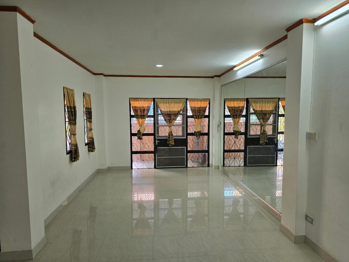 ให้เช่าทาวน์โฮมบางแค เพชรเกษม : 🏡 ให้เช่า ทาวน์โฮม 3 ชั้น พื้นที่ใช้สอยเยอะมาก ทำเลดีเดินทางสะดวก
หมู่บ้านอยู่ติดถนนเลียบคลองทวีวัฒนา ถ.เพชรเกษม