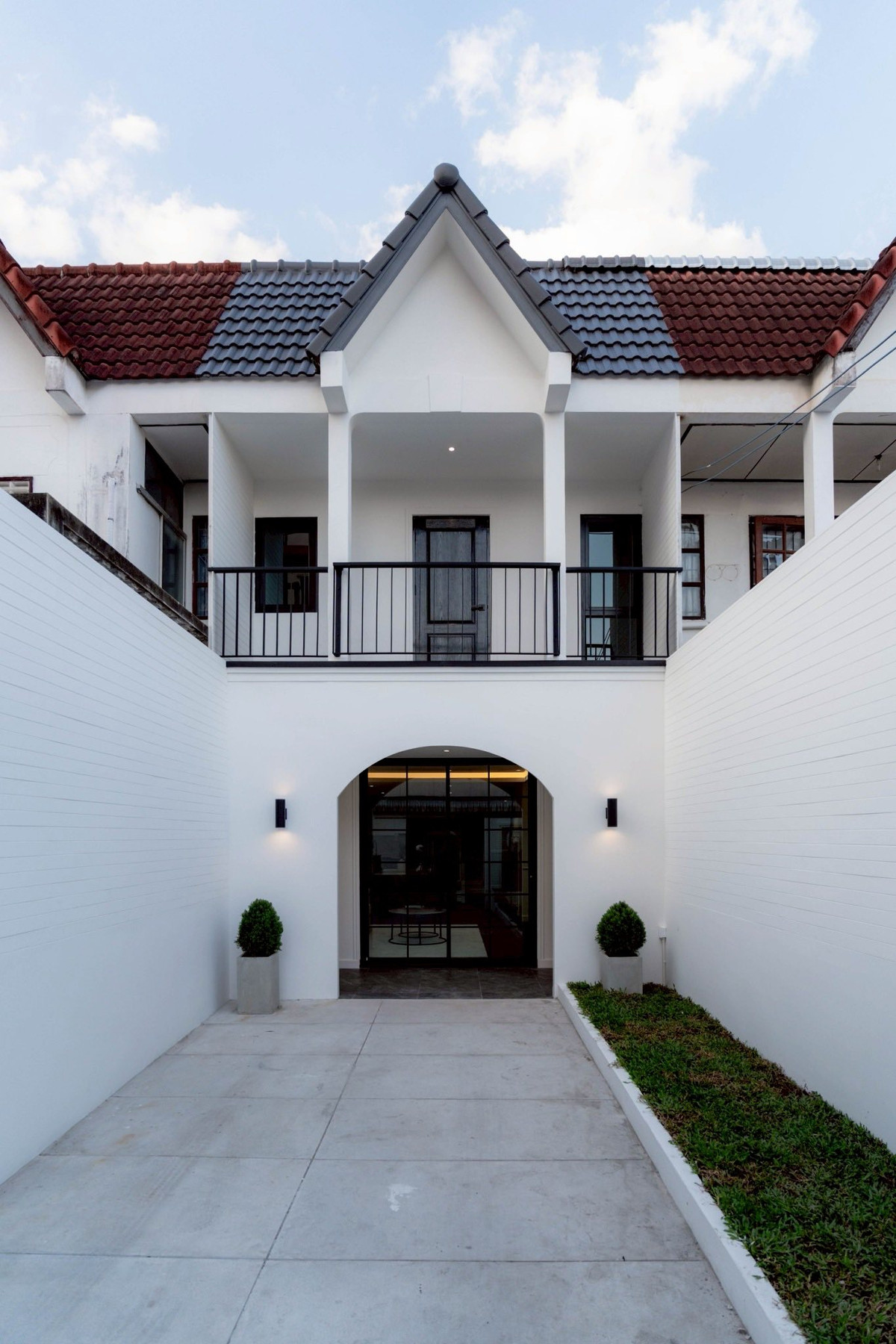 ขายทาวน์โฮมเชียงใหม่ : ทาวน์โฮมรีโนเวทใหม่ทั้งหลัง  “เจ็ดยอด” ทำเลหายาก โมเดิร์นคลาสสิค, ใกล้ Maya – One Nimman, ใกล้ มช. 1.5 กม. 