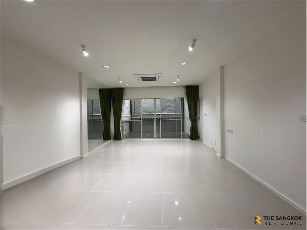 For RentTownhomePattanakan, Srinakarin :   Noble Cube 💎 Luxury 3-Story Townhome, Newly Renovated, Move-in Ready 🏡 Near ARL Ramkhamhaeng 