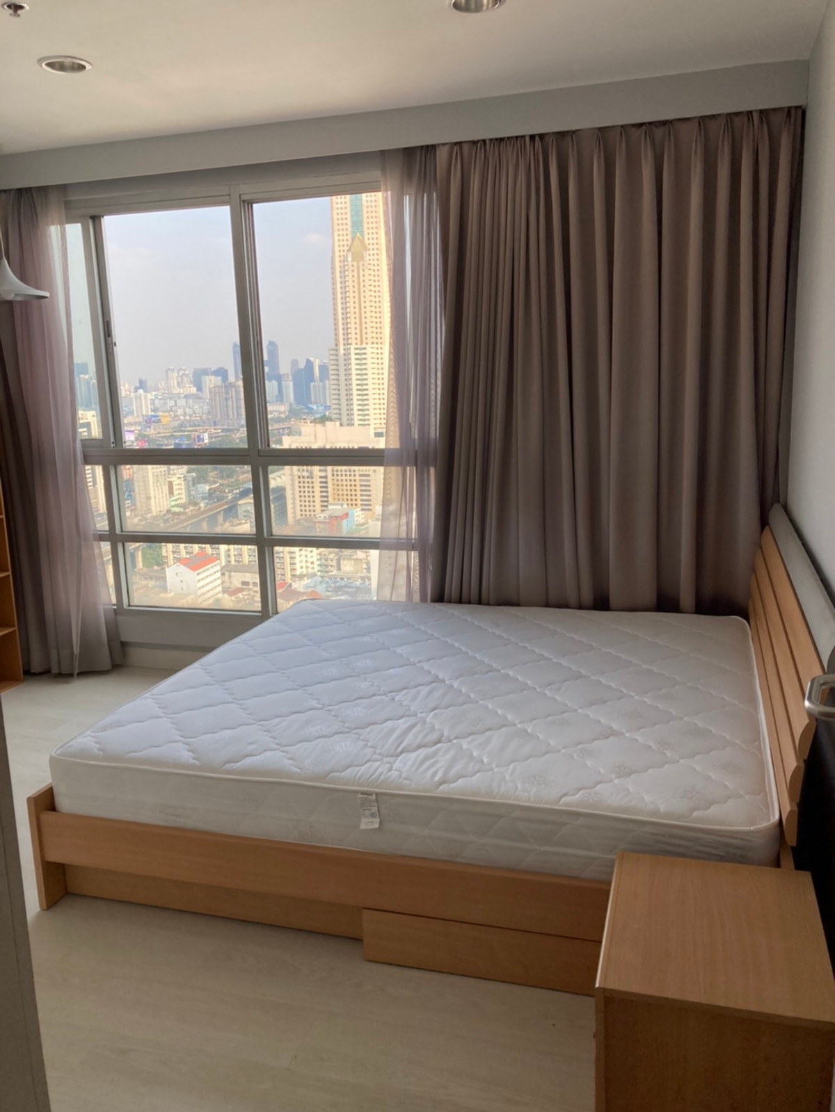For RentCondoRatchathewi,Phayathai : !! Beautiful room for rent, Condo Pathumwan Resort, near BTS Phaya Thai.