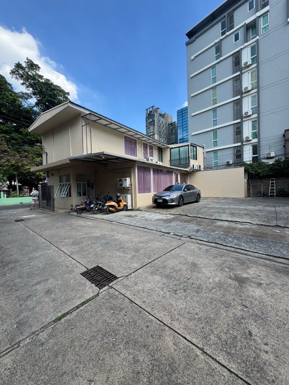 For RentShop HouseSukhumvit, Asoke, Thonglor : For rent, commercial property, STAND ALONE, 2 floors, 250 sq m, parking for 10 cars, Soi Thonglor, Sukhumvit 55, for business.