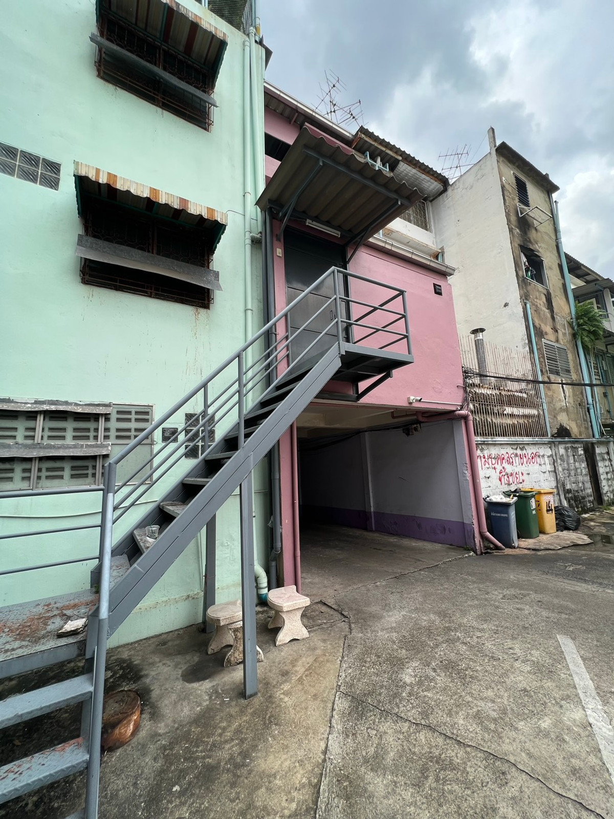 For RentTownhomeRama3 (Riverside),Satupadit : For rent, three-story commercial building. Soi Chalam Nimit 8, newly renovated, never rented out. Ready to move in