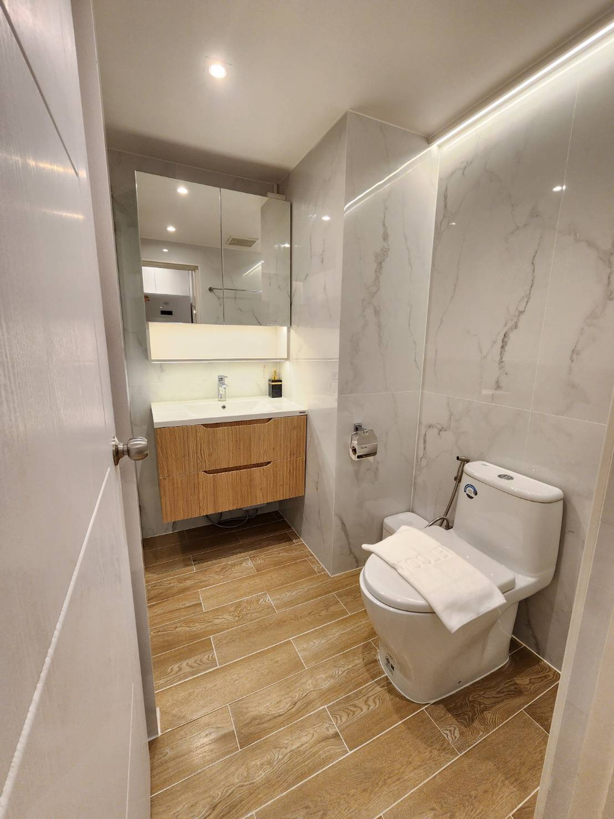 For RentCondoNana, North Nana,Sukhumvit13, Soi Nana : Luxury condo for rent, Sukhumvit Suites, Soi Sukhumvit 13, beautifully decorated, fully furnished.