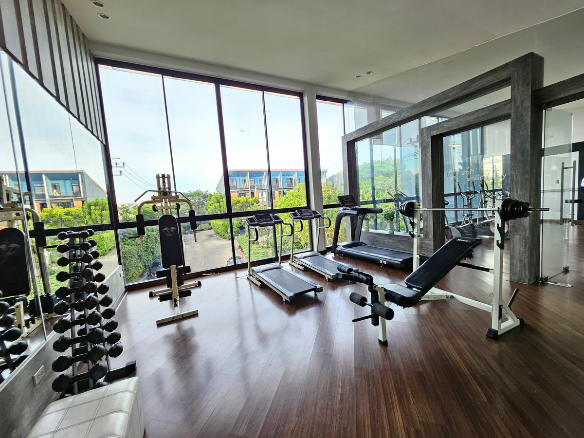 For RentTownhomeChaengwatana, Muangthong : Lovely modern-designed house with garden view, located close to the clubhouse , near MRT Si Rat Station 🚆