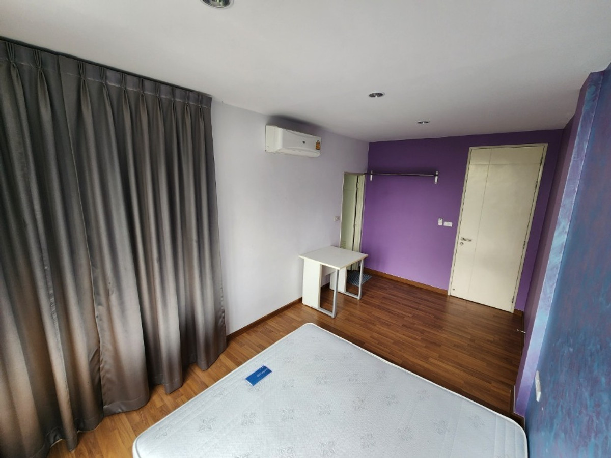 For RentTownhomeChaengwatana, Muangthong : Lovely modern-designed house with garden view, located close to the clubhouse , near MRT Si Rat Station 🚆