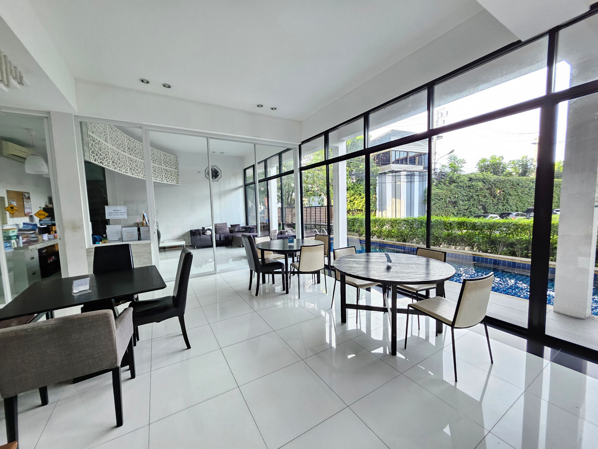 For RentTownhomeChaengwatana, Muangthong : Lovely modern-designed house with garden view, located close to the clubhouse , near MRT Si Rat Station 🚆