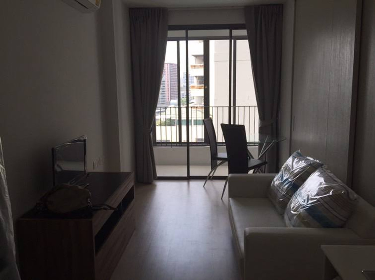For RentCondoRatchathewi,Phayathai : Ideo Q Ratchathewi【𝐒𝐄𝐋𝐋 & 𝐑𝐄𝐍𝐓】🔥Warm-toned room with a stylish design and a balcony offering city views🔥 Contact Line ID: @hacondo