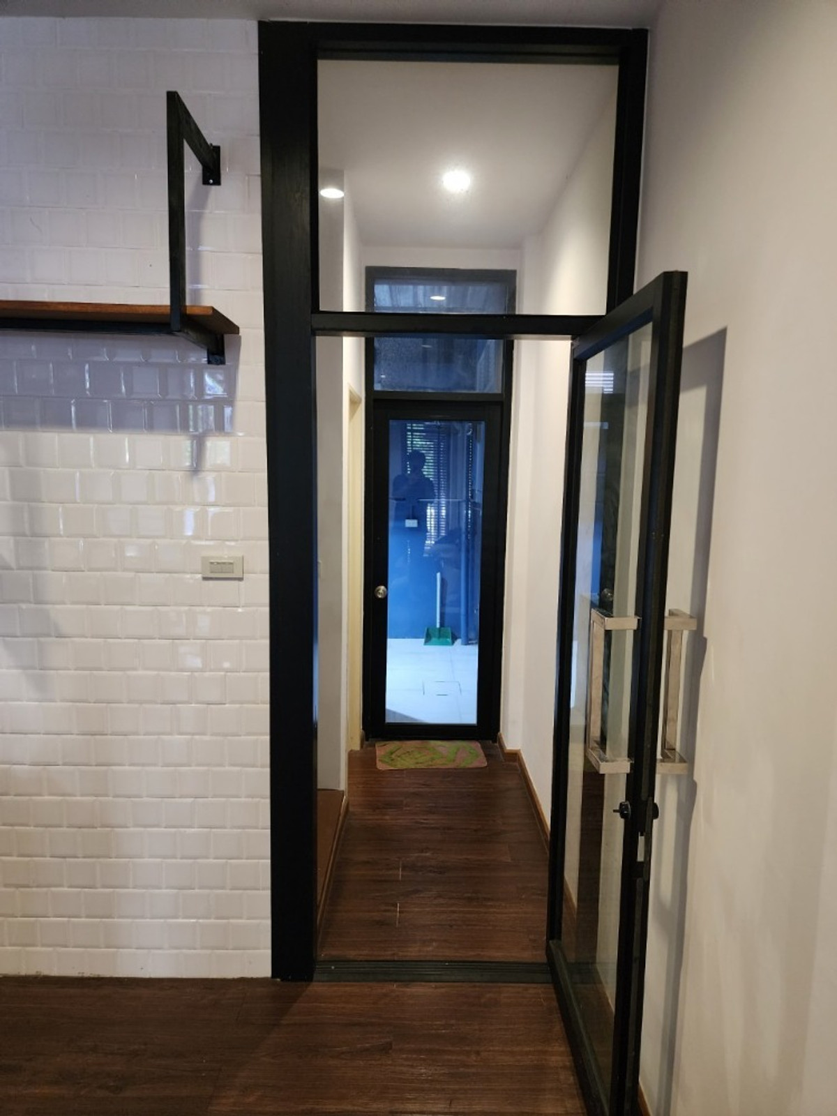 For RentTownhomeChaengwatana, Muangthong : Lovely modern-designed house with garden view, located close to the clubhouse , near MRT Si Rat Station 🚆