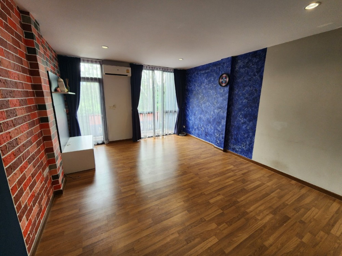 For RentTownhomeChaengwatana, Muangthong : Lovely modern-designed house with garden view, located close to the clubhouse , near MRT Si Rat Station 🚆