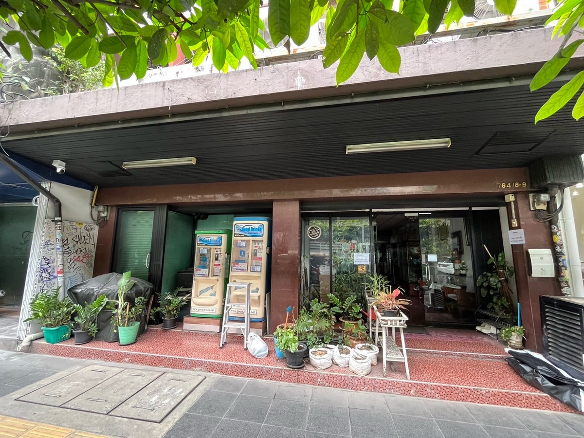 For RentShop HouseSukhumvit, Asoke, Thonglor : For rent: 2 commercial buildings on the main road, Sukhumvit, along the BTS Phrom Phong • Thonglor line.