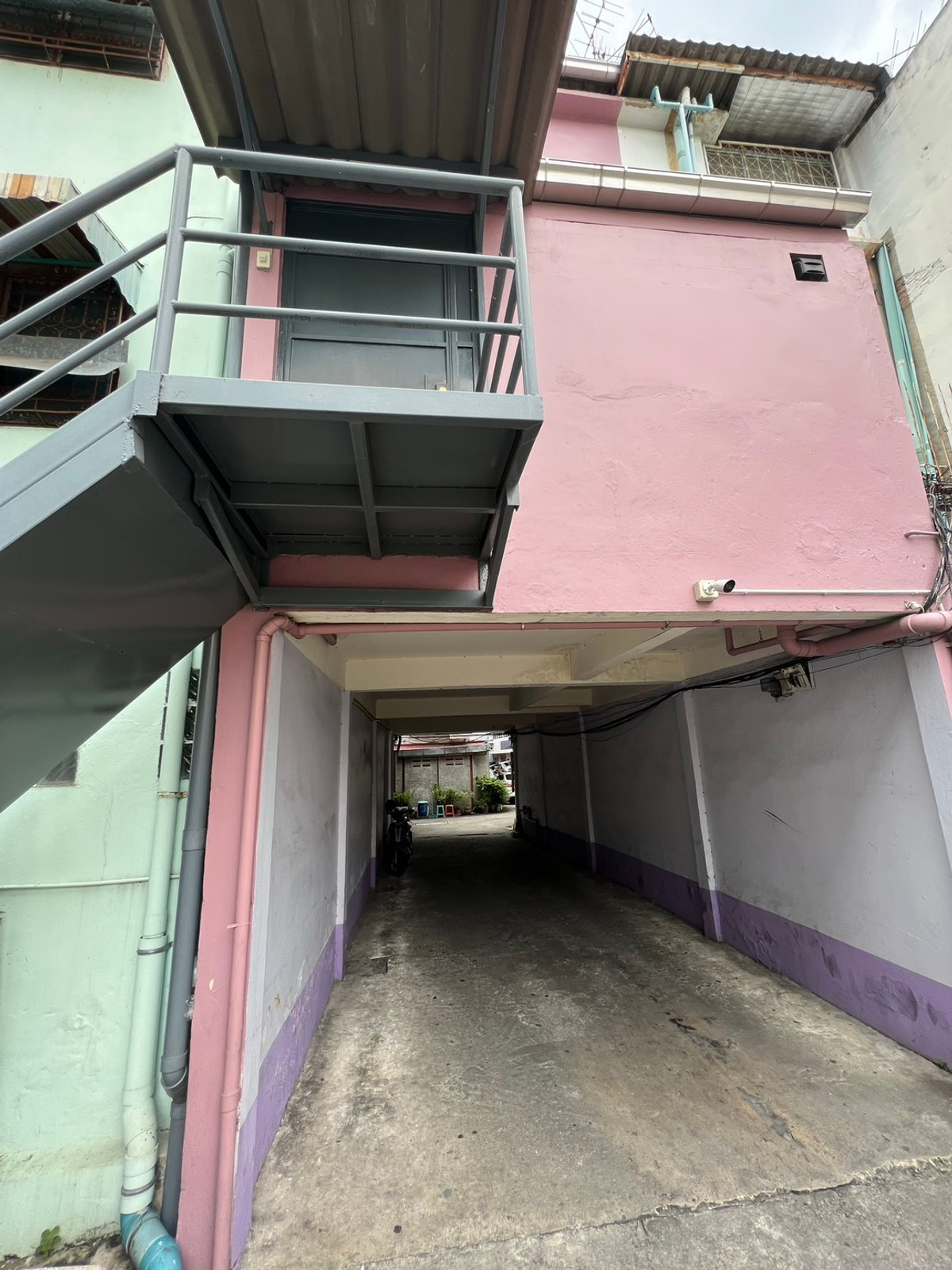 ให้เช่าอาคารพาณิชย์พระราม 3 สาธุประดิษฐ์ : ให้เช่า อาคารพาณิชย์สามชั้น ซอยแฉล้มนิมิตร 8 รีโนเวทใหม่ ยังไม่เคยปล่อยเช่า พร้อมเข้าอยู่