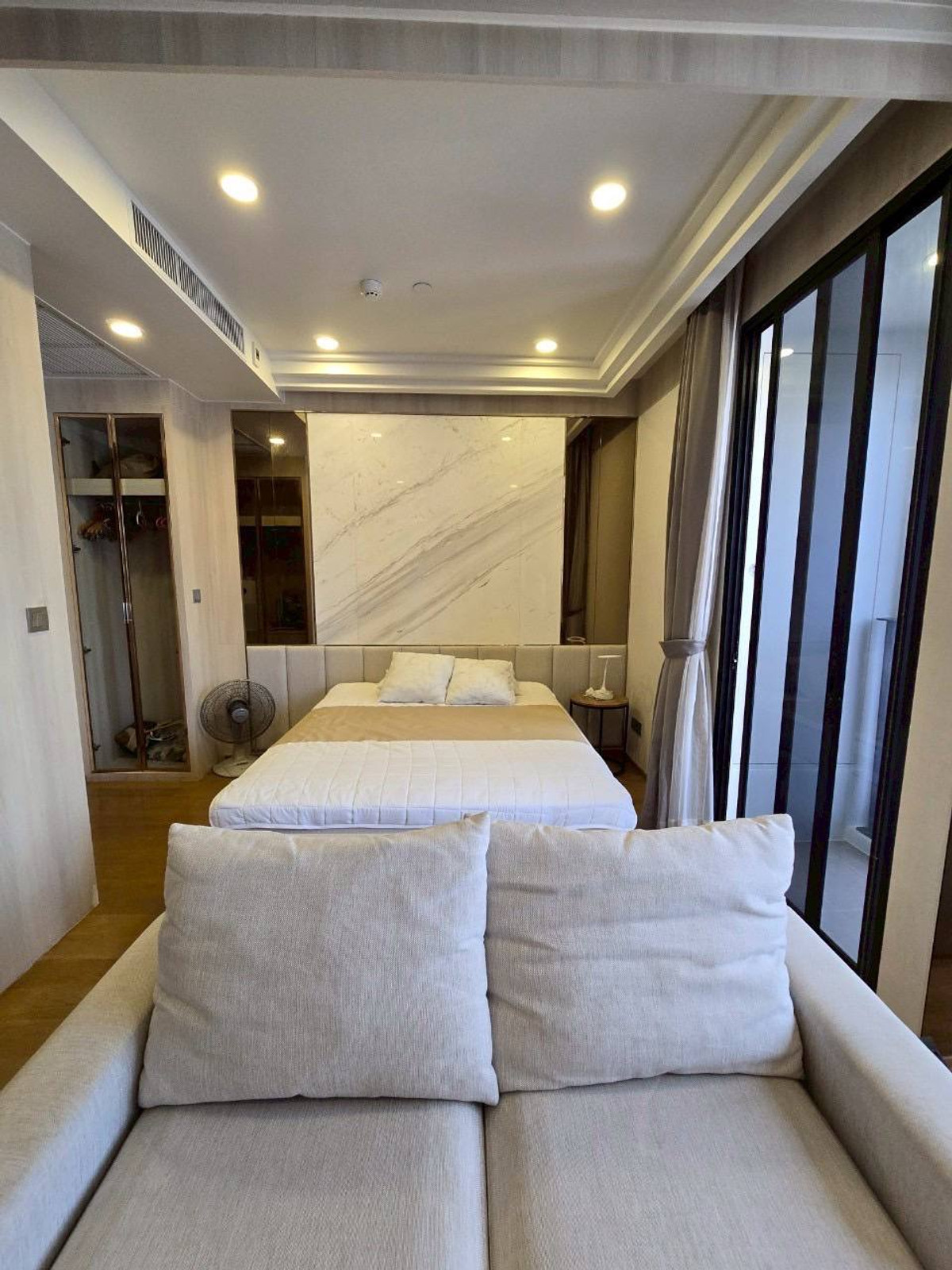 ให้เช่าคอนโดสยาม จุฬา สามย่าน : Ashton Chula Silom【𝐑𝐄𝐍𝐓】🔥ห้องหรูโทนสว่างเรียบหรู ดีไซน์คม วัสดุพรีเมียม ให้ภาพลักษณ์เรียบเท่🔥 ติดต่อไลน์ไอดี: @hacondo