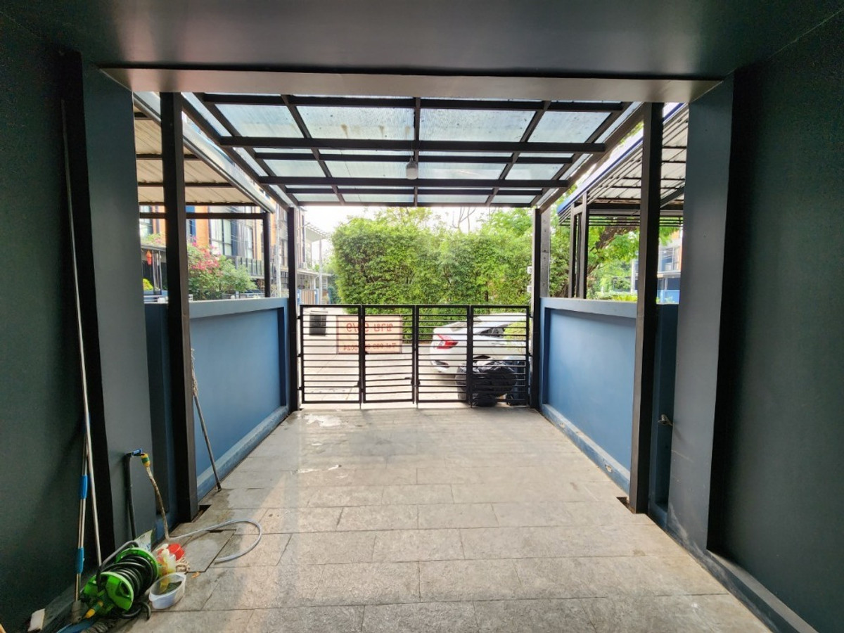 For RentTownhomeChaengwatana, Muangthong : Lovely modern-designed house with garden view, located close to the clubhouse , near MRT Si Rat Station 🚆