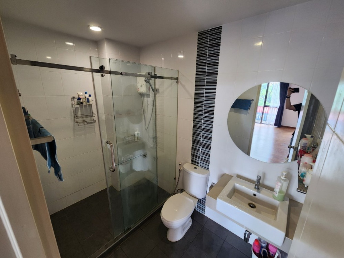 For RentTownhomeChaengwatana, Muangthong : Lovely modern-designed house with garden view, located close to the clubhouse , near MRT Si Rat Station 🚆