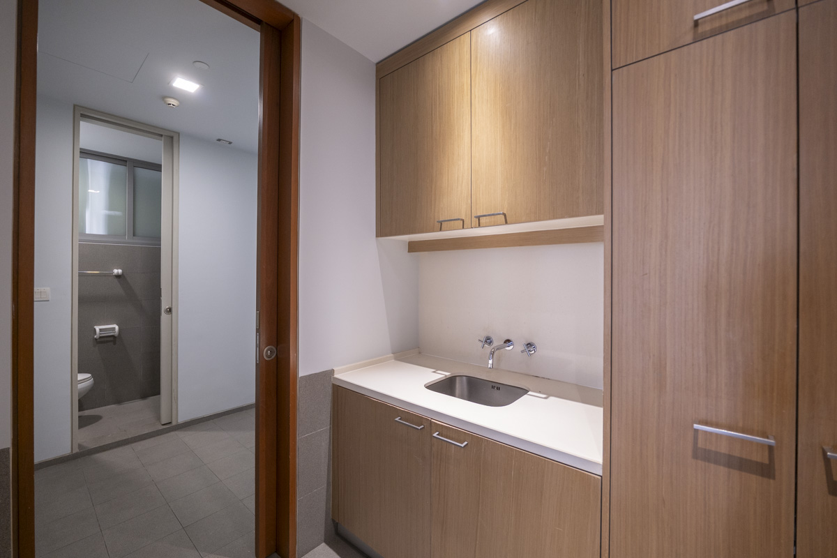 For SaleCondoSathorn, Narathiwat : 🔥Urgent Sale!🔥 The Sukhothai Residences, near MRT Lumpini and BTS Sala Daeng stations.