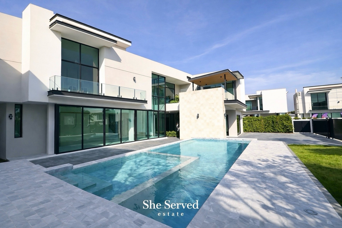 For SaleHouseKasetsart, Ratchayothin : 🔹The Master Ekkamai-Ramintra🔹 New house, 5 bedrooms | 6 bathrooms, corner house, very good feng shui. Premium materials throughout Complete with a salt water swimming pool ✨