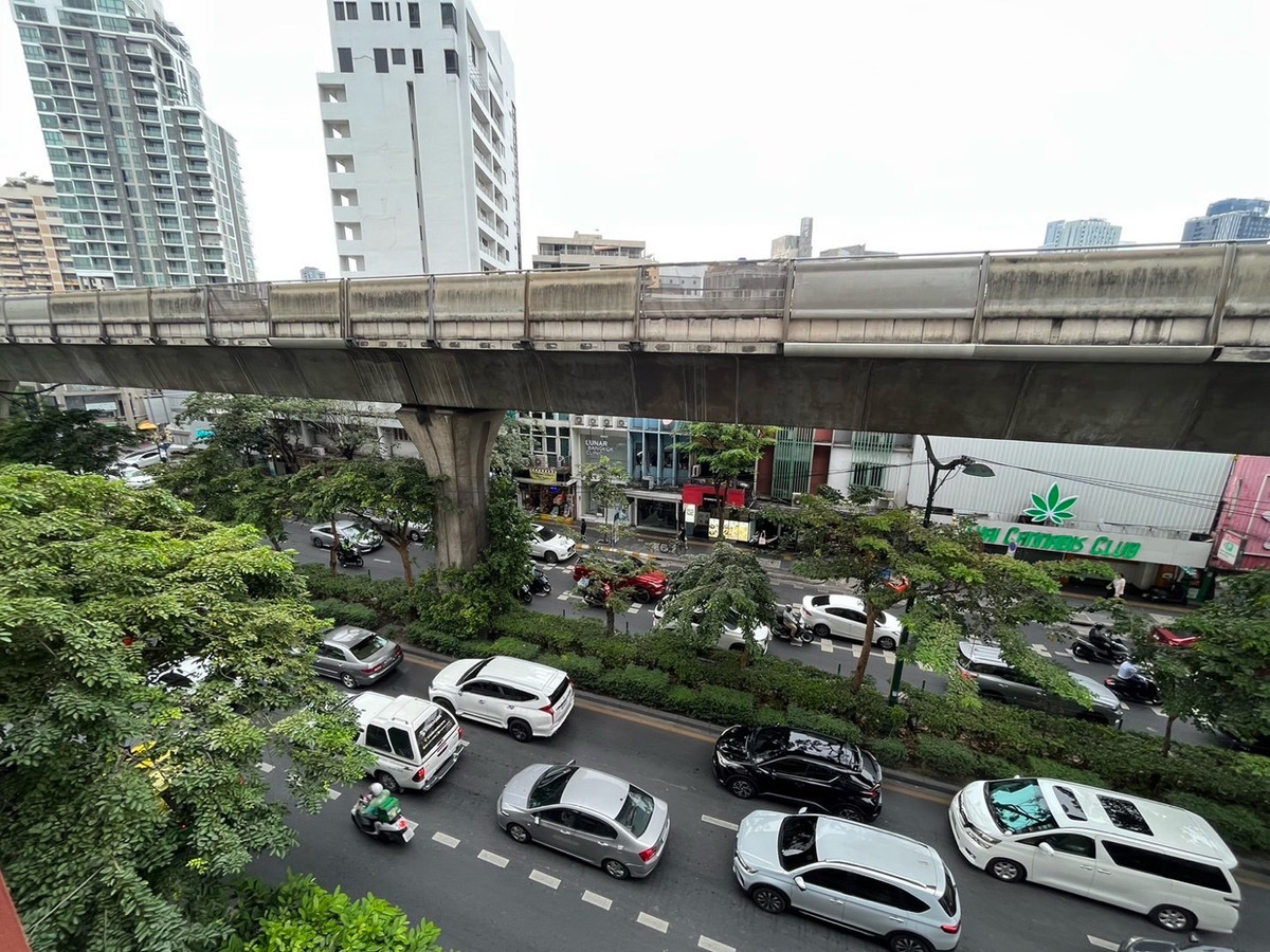 For RentShop HouseSukhumvit, Asoke, Thonglor : For rent: 2 commercial buildings on the main road, Sukhumvit, along the BTS Phrom Phong • Thonglor line.