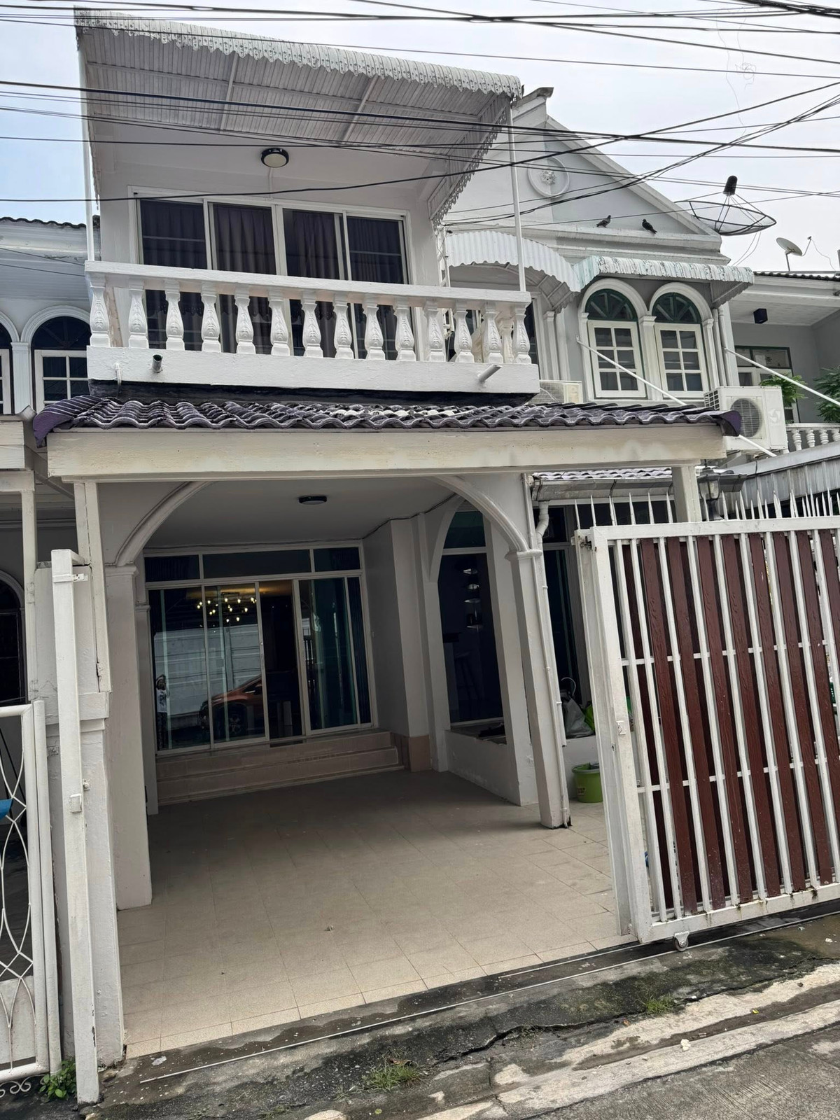 ให้เช่าทาวน์โฮมสุขุมวิท อโศก ทองหล่อ : ให้เช่าทาวน์โฮม 2 ชั้นรีโนเวทใหม่ทั้งงหลัง  ถนนสุขุมวิท  93  แอร์เฟอร์นนิเจอร์ครบ มี2ห้องนอน2ห้องน้ำ  ราคาเช่าเดือนนละ 29,000 บาท / เดือน 