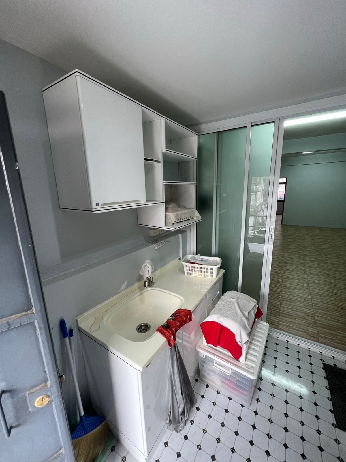 ให้เช่าอาคารพาณิชย์พระราม 3 สาธุประดิษฐ์ : ให้เช่า อาคารพาณิชย์สามชั้น ซอยแฉล้มนิมิตร 8 รีโนเวทใหม่ ยังไม่เคยปล่อยเช่า พร้อมเข้าอยู่