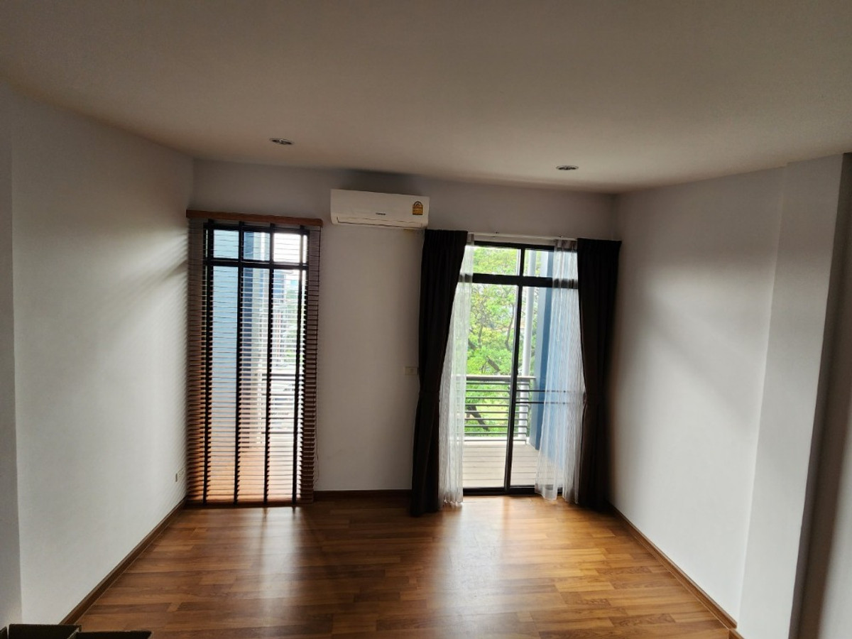 For RentTownhomeChaengwatana, Muangthong : Lovely modern-designed house with garden view, located close to the clubhouse , near MRT Si Rat Station 🚆