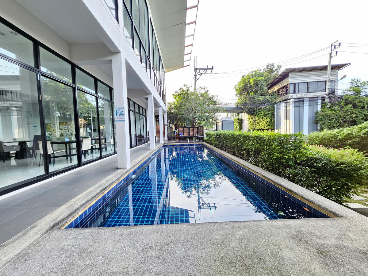 For RentTownhomeChaengwatana, Muangthong : Lovely modern-designed house with garden view, located close to the clubhouse , near MRT Si Rat Station 🚆