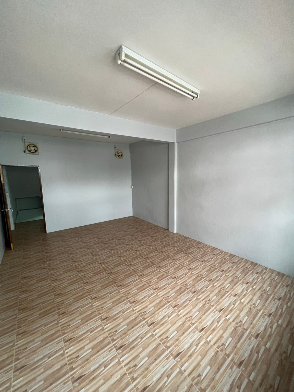 ให้เช่าอาคารพาณิชย์พระราม 3 สาธุประดิษฐ์ : ให้เช่า อาคารพาณิชย์สามชั้น ซอยแฉล้มนิมิตร 8 รีโนเวทใหม่ ยังไม่เคยปล่อยเช่า พร้อมเข้าอยู่