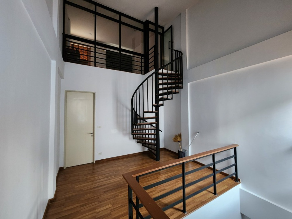 For RentTownhomeChaengwatana, Muangthong : Lovely modern-designed house with garden view, located close to the clubhouse , near MRT Si Rat Station 🚆