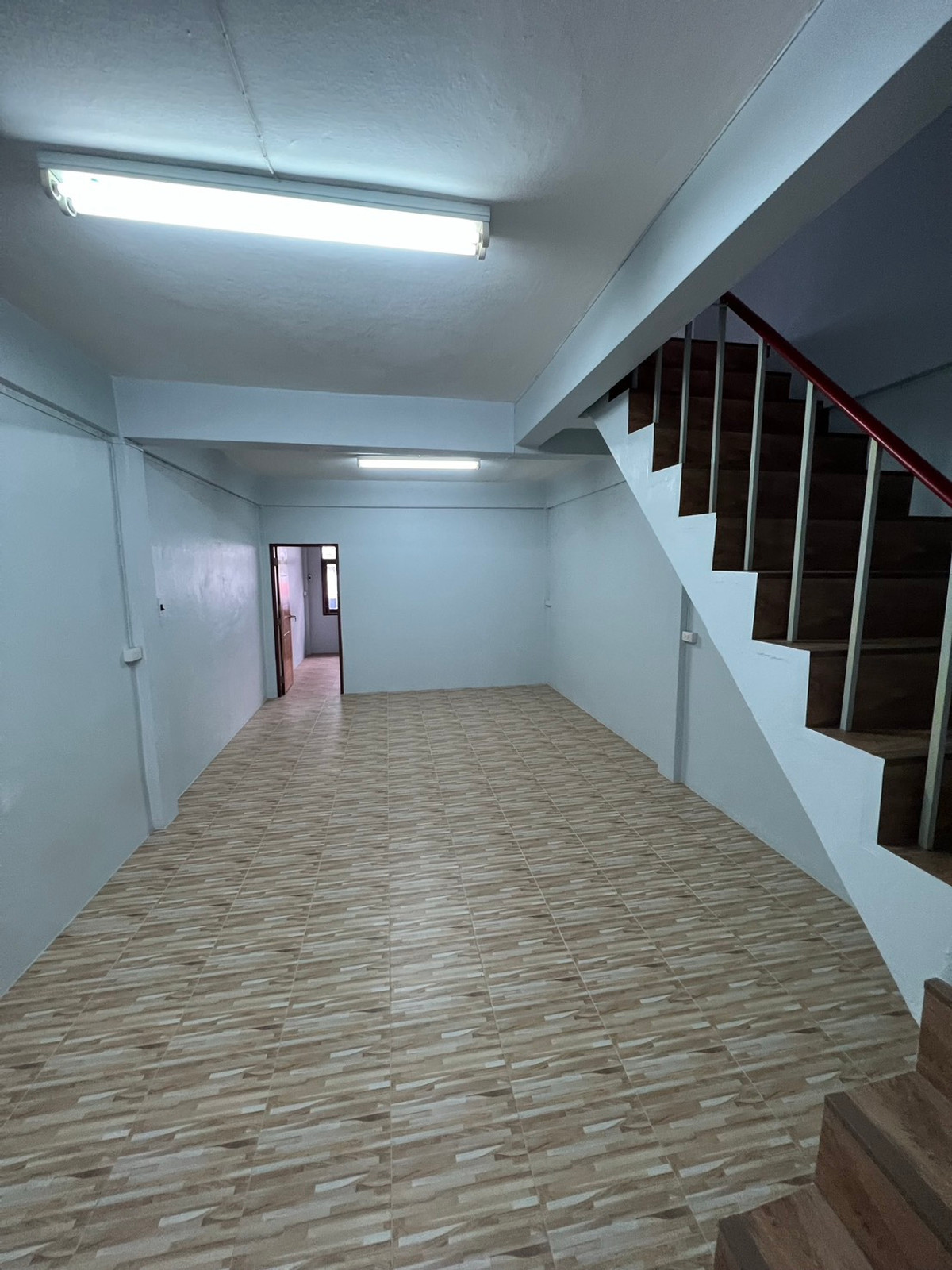 ให้เช่าทาวน์โฮมพระราม 3 สาธุประดิษฐ์ : ให้เช่า อาคารพาณิชย์สามชั้น ซอยแฉล้มนิมิตร 8 รีโนเวทใหม่ ยังไม่เคยปล่อยเช่า พร้อมเข้าอยู่