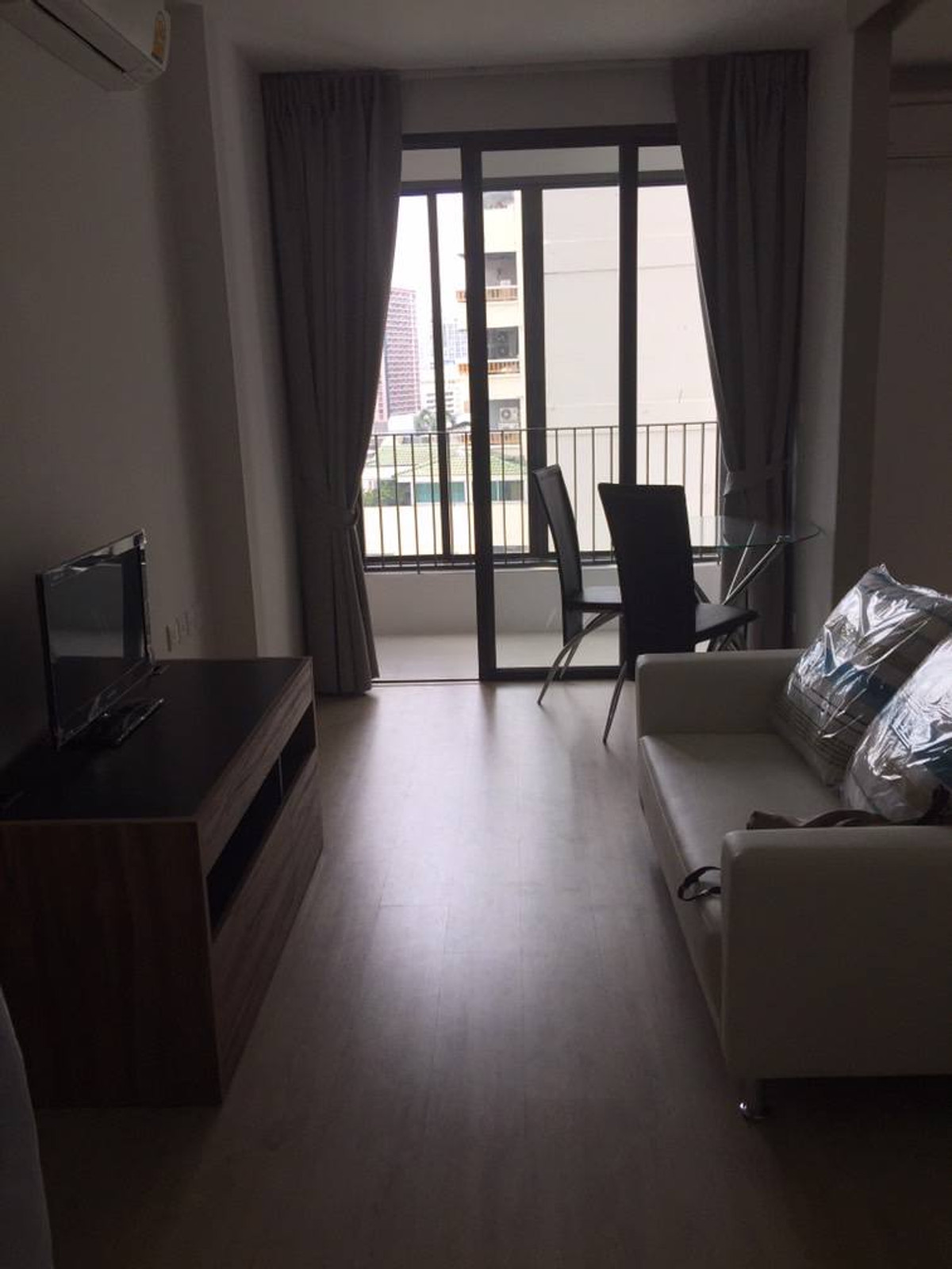 For RentCondoRatchathewi,Phayathai : Ideo Q Ratchathewi【𝐒𝐄𝐋𝐋 & 𝐑𝐄𝐍𝐓】🔥Warm-toned room with a stylish design and a balcony offering city views🔥 Contact Line ID: @hacondo