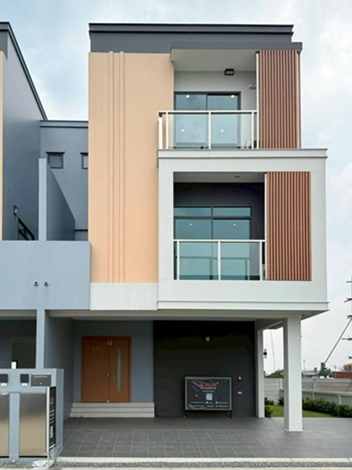 ขายโฮมออฟฟิศปทุมธานี รังสิต ธรรมศาสตร์ : โฮมออฟฟิศ คลองสี่  พื้นที่ 49 ตร.ว. ต.คลองสี่ อ.คลองหลวง จ.ปทุมธานี เนื้อที่ 49 ตารางวา ราคาขาย 9,590,000 บาท  