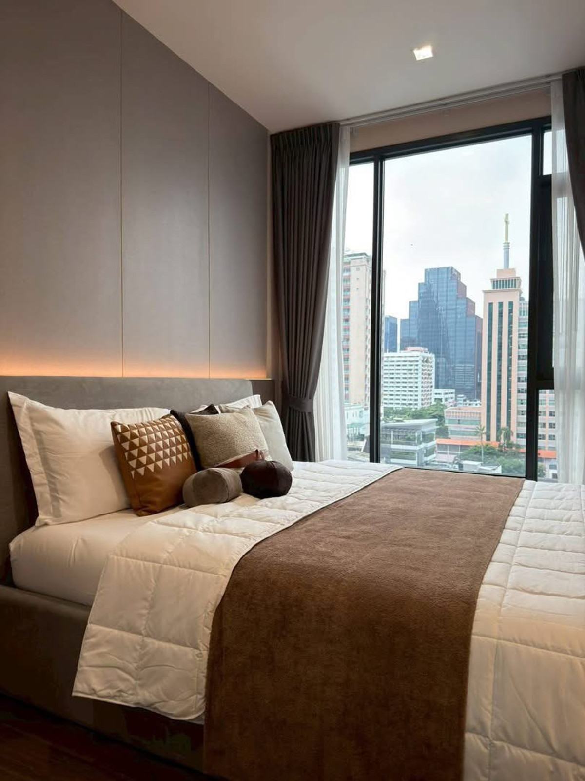 For RentCondoRatchathewi,Phayathai : LUXURY STYLE FOR RENT 2 BEDROOM 2 BATHROOM 68 SQ.M READY TO MOVE IN -- CALL NOW 094-641-5974