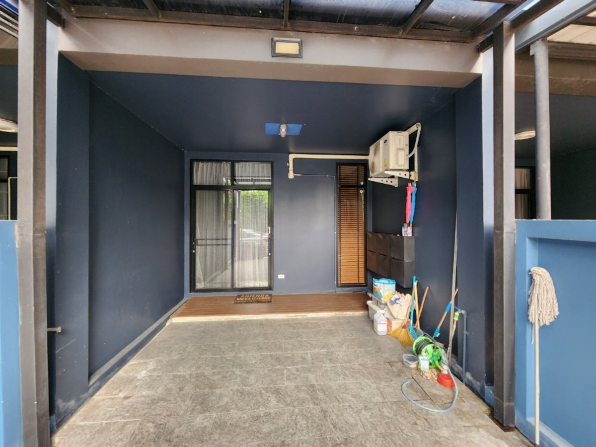 For RentTownhomeChaengwatana, Muangthong : Lovely modern-designed house with garden view, located close to the clubhouse , near MRT Si Rat Station 🚆