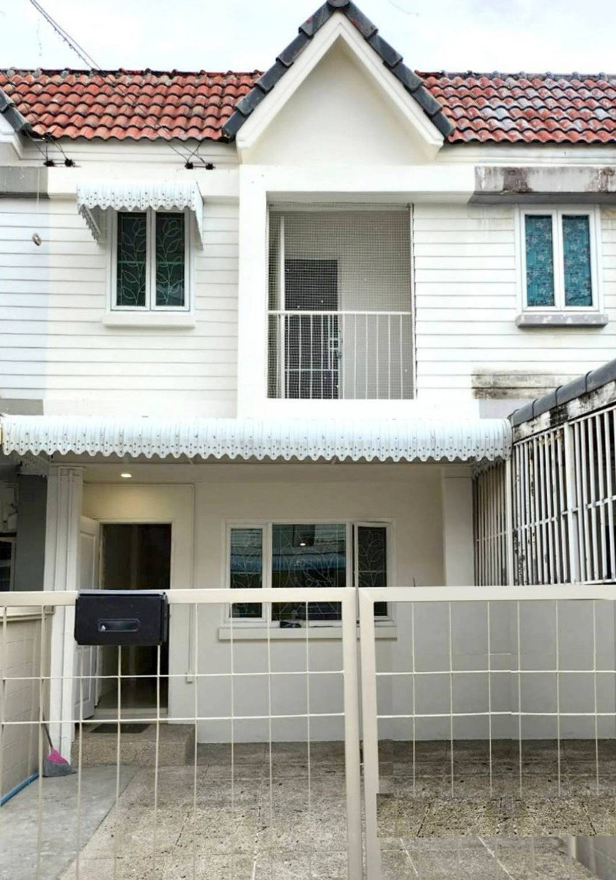 For RentTownhomeBangna, Bearing, Lasalle : For rent, 2-story townhouse near ABAC Bangna, beautiful house with furniture, kitchen addition, only 10,000.-/month.