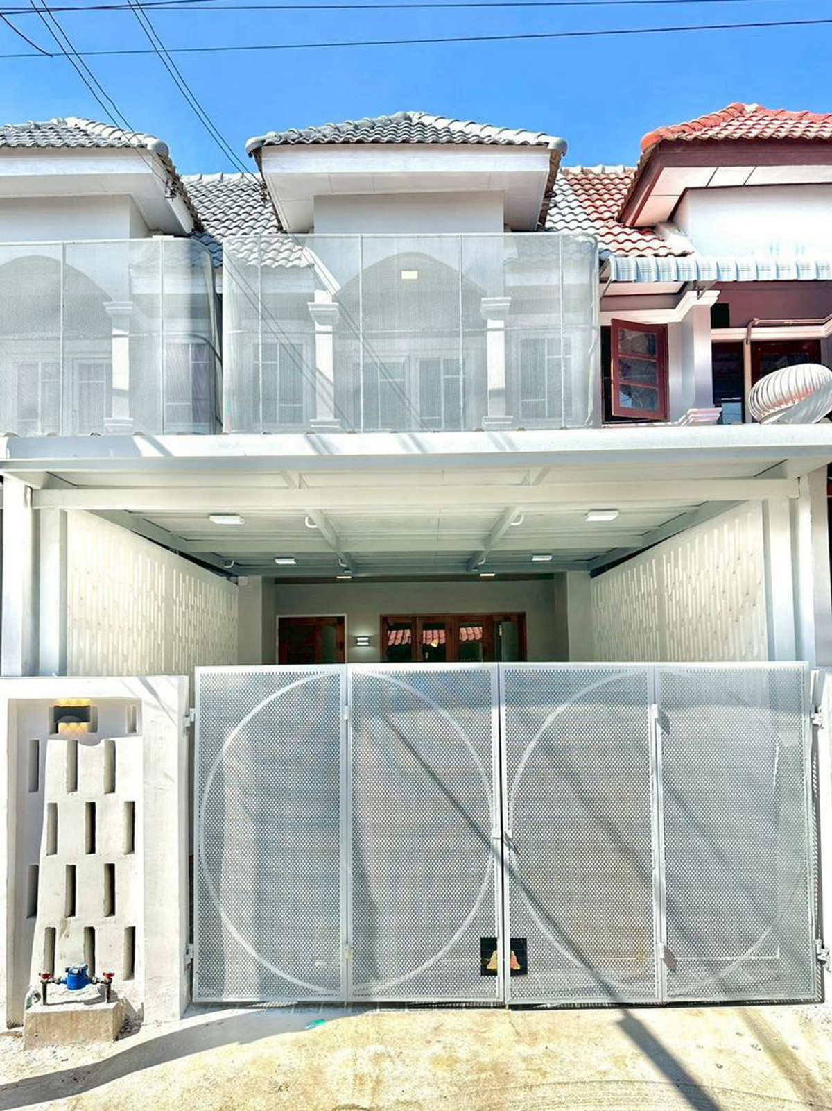 ขายทาวน์โฮมนนทบุรี บางใหญ่ บางบัวทอง : ขายทาวน์เฮ้าส์ 2 ชั้น หมู่บ้าน ช.รุ่งเรือง 6 ใกล้รถไฟฟ้าสายสีม่วง สถานีแยกบางพลู เนื้อที่ 18 ตารางวา 2 ห้องนอน ตำบลบางรักพัฒนา อำเภอบางบัวทอง จังหวัดนนทบุรี