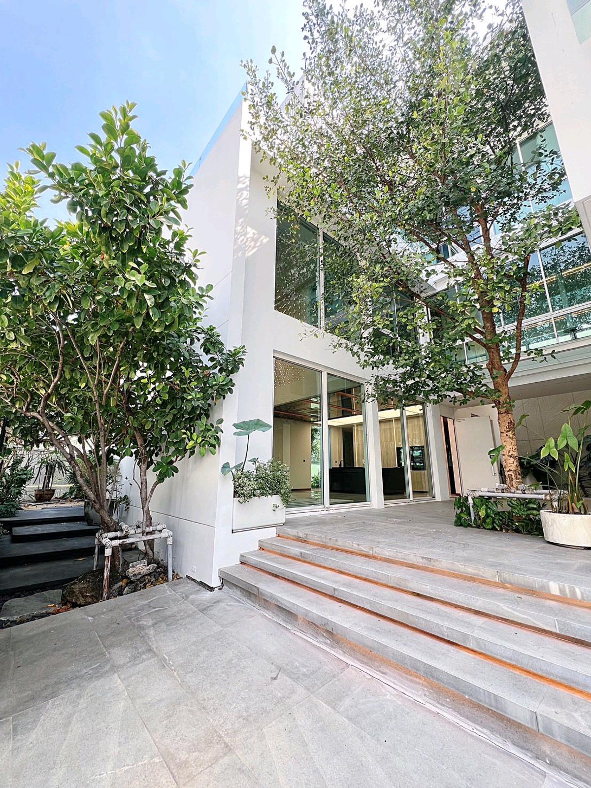 ให้เช่าบ้านเลียบทางด่วนรามอินทรา : ขาย-เช่า ให้เช่าบ้านเดี่ยวสุดหรู 3 ชั้น โครงการ VIVE อกมัย-รามอินทรา ถนนประดิษฐ์มนูธรรม ซอยโยธินพัฒนา 3 

รายละเอียด
- เนื้อที่ 132.1 ตารางวา (ประมาณ)
- พื้นที่ใช้สอย 801 ตารางเมตร (ประมาณ)
- 4 ห้องนอน  6 ห้องน้ำ
- 1 ห้องรับแขก
- 1 ห้องครัว 
- สระว่ายน้ำH