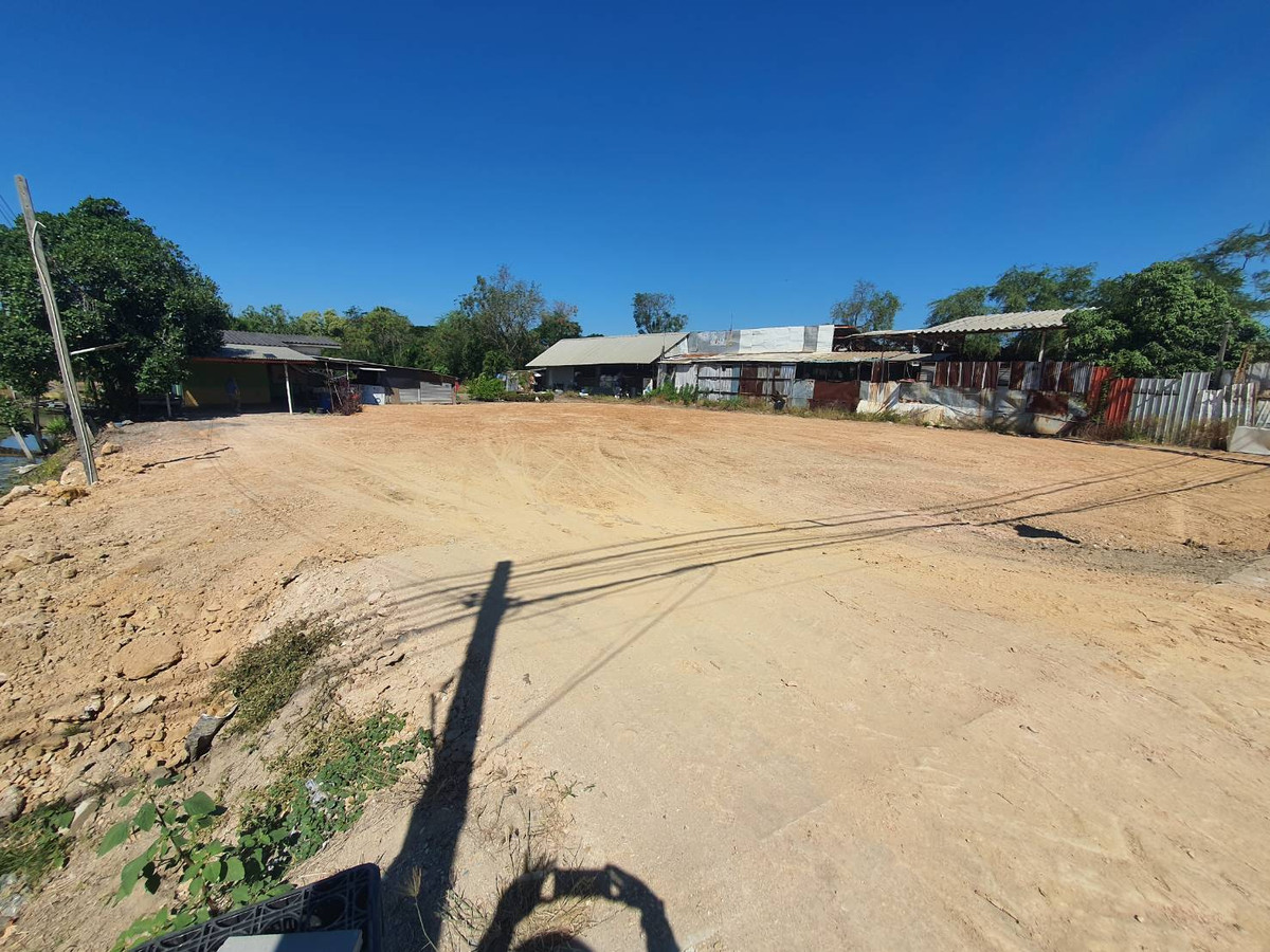 ให้เช่าที่ดินฉะเชิงเทรา : ให้เช่าทำเลติดถนน เข้าออกฉะเชิงเทรา กรุงเทพ ชลบุรี ได้หลายช่องทาง หน้ากว้าง 40 เมตร รถจอดได้ 20+ คัน