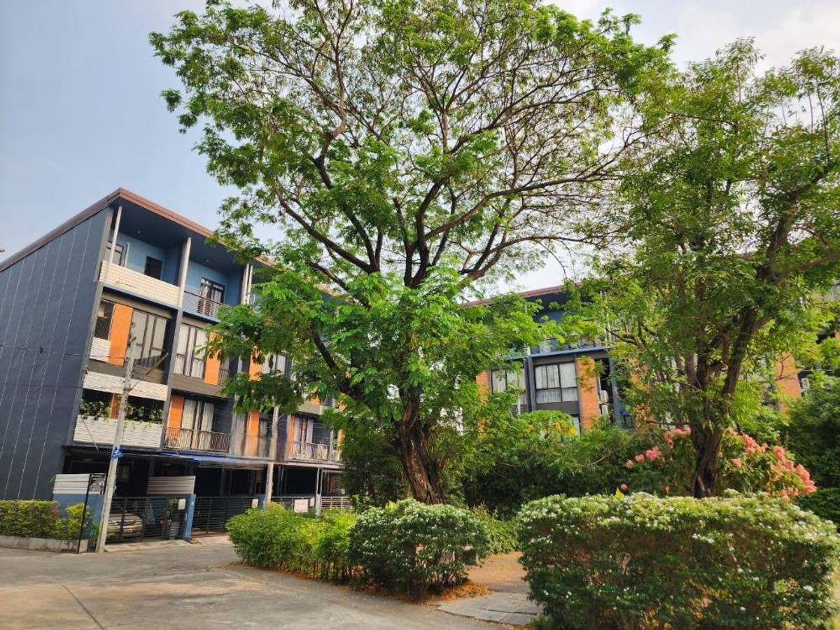 For RentTownhomeChaengwatana, Muangthong : Lovely modern-designed house with garden view, located close to the clubhouse , near MRT Si Rat Station 🚆