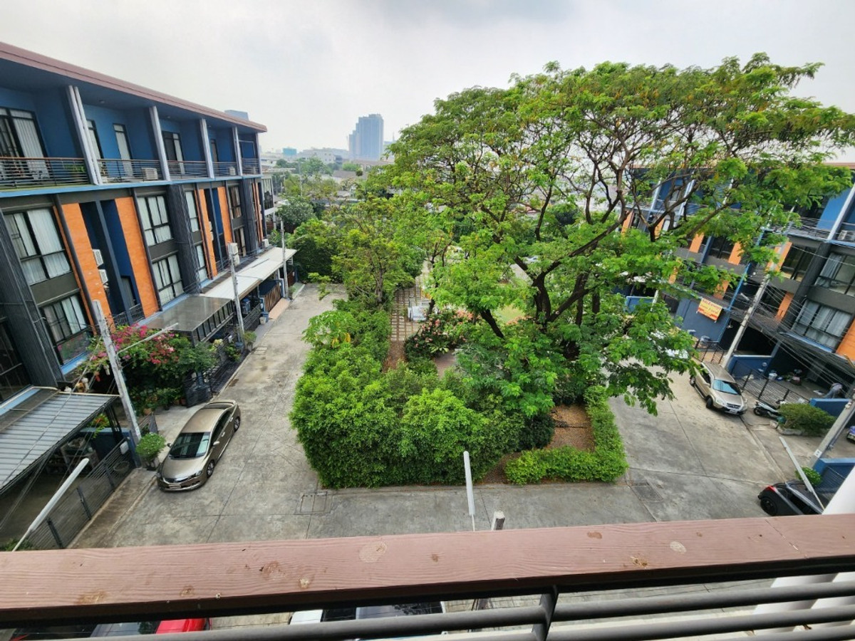 For RentTownhomeChaengwatana, Muangthong : Lovely modern-designed house with garden view, located close to the clubhouse , near MRT Si Rat Station 🚆