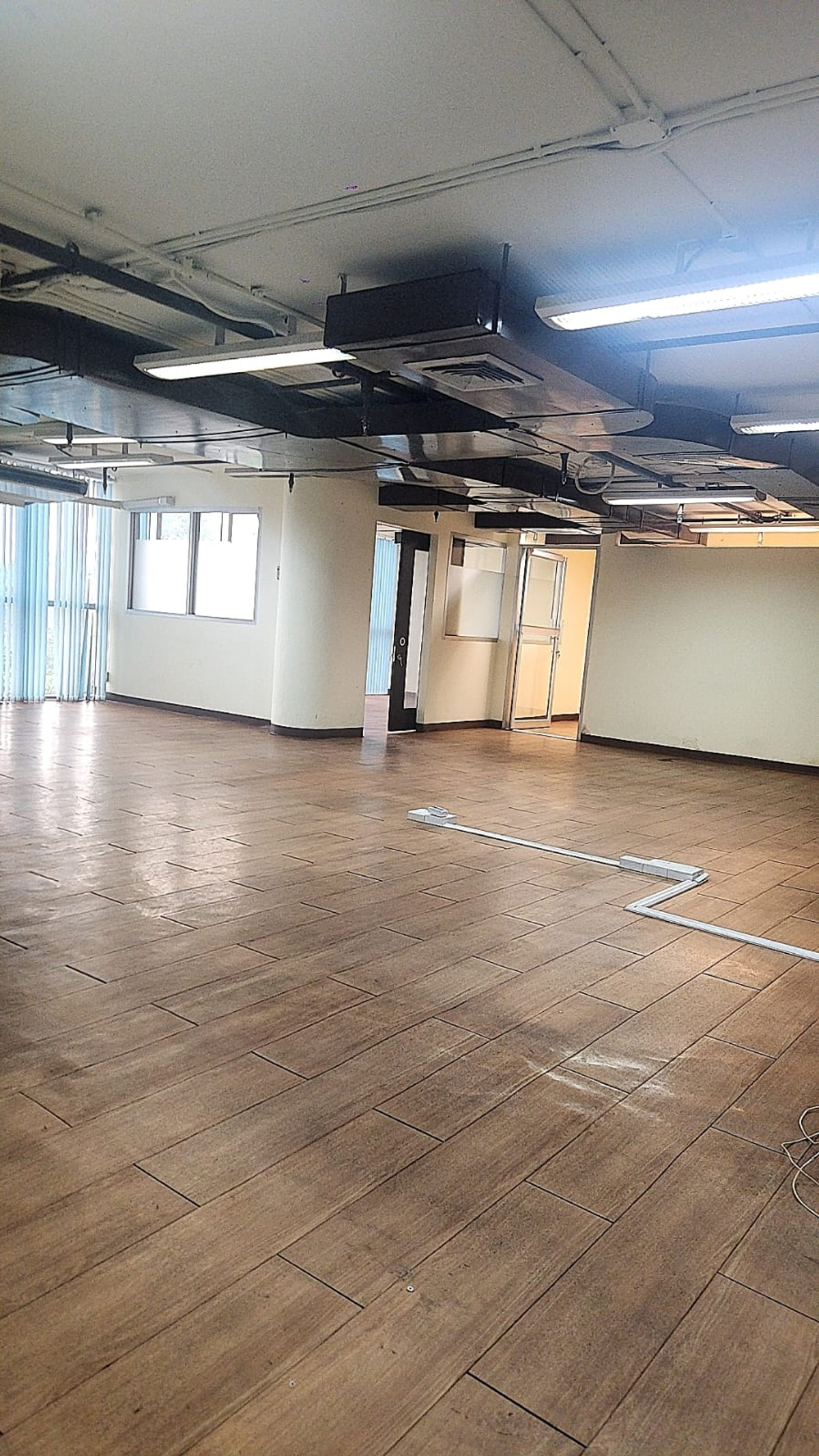For RentOfficeSukhumvit, Asoke, Thonglor : Office Space For Rent size 113 square meters, near BTS Phrom Phong