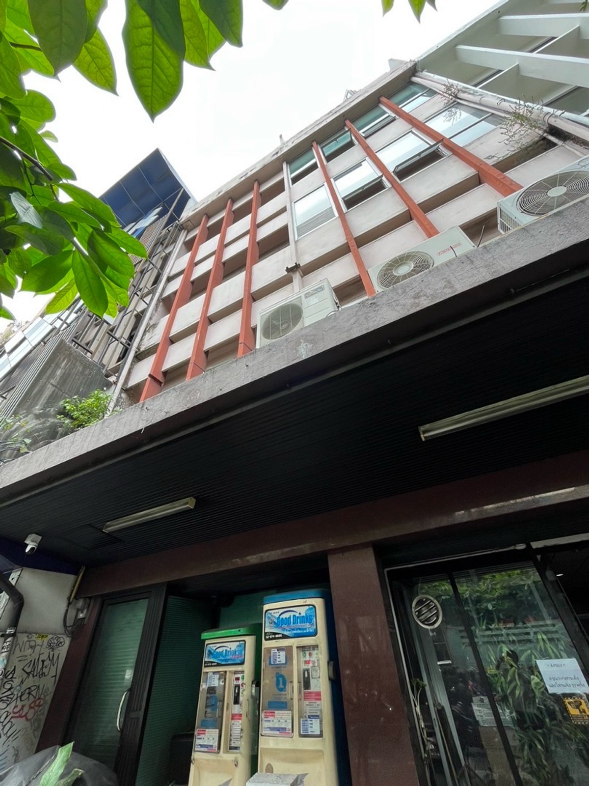 For RentShop HouseSukhumvit, Asoke, Thonglor : For rent: 2 commercial buildings on the main road, Sukhumvit, along the BTS Phrom Phong • Thonglor line.