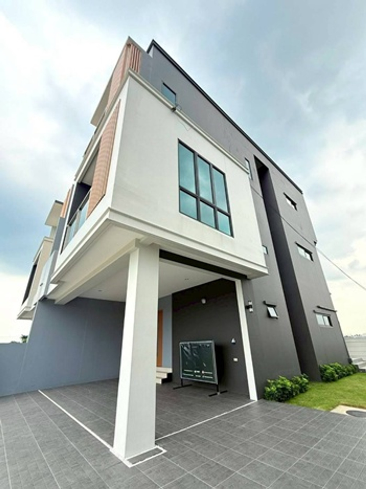 ขายโฮมออฟฟิศปทุมธานี รังสิต ธรรมศาสตร์ : โฮมออฟฟิศ คลองสี่  พื้นที่ 49 ตร.ว. ต.คลองสี่ อ.คลองหลวง จ.ปทุมธานี เนื้อที่ 49 ตารางวา ราคาขาย 9,590,000 บาท  