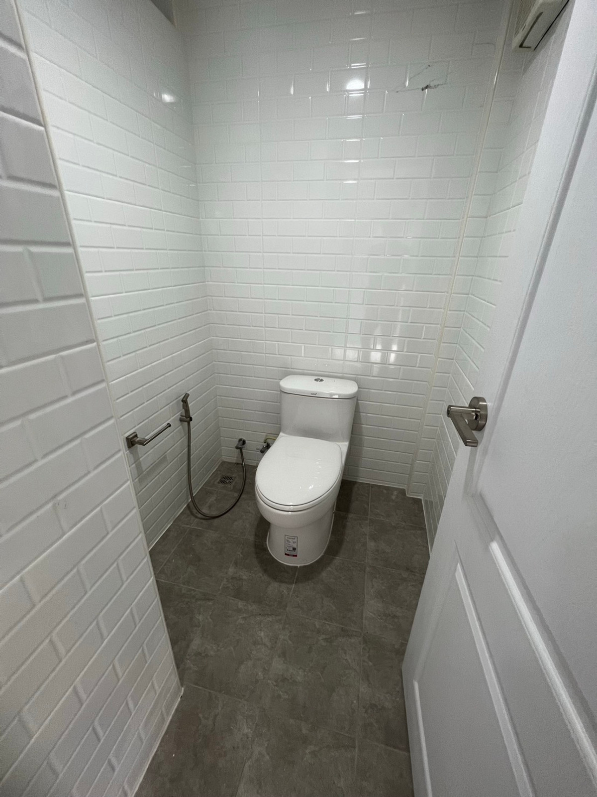 ให้เช่าอาคารพาณิชย์พระราม 3 สาธุประดิษฐ์ : ให้เช่า อาคารพาณิชย์สามชั้น ซอยแฉล้มนิมิตร 8 รีโนเวทใหม่ ยังไม่เคยปล่อยเช่า พร้อมเข้าอยู่