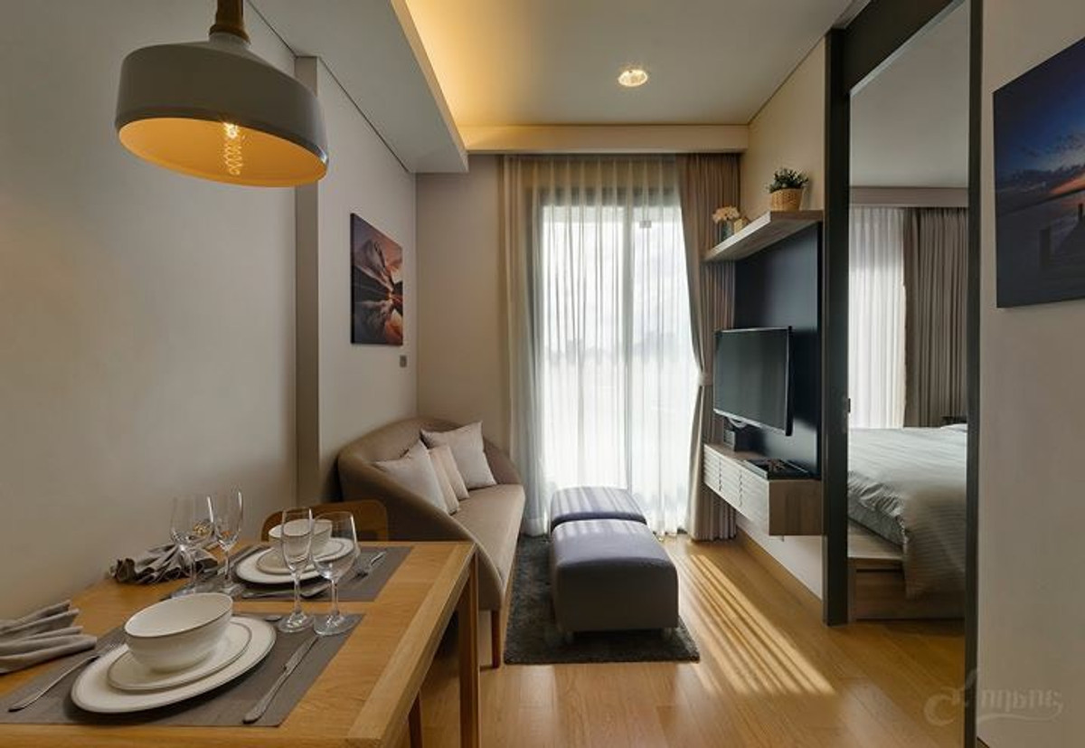 For RentCondoSukhumvit, Asoke, Thonglor : Rent - Lumpini 24 BTS Phrom Phong 850 m. Beautiful room, fully decorated. Bedroom with full mirror Open to panoramic views of the city.