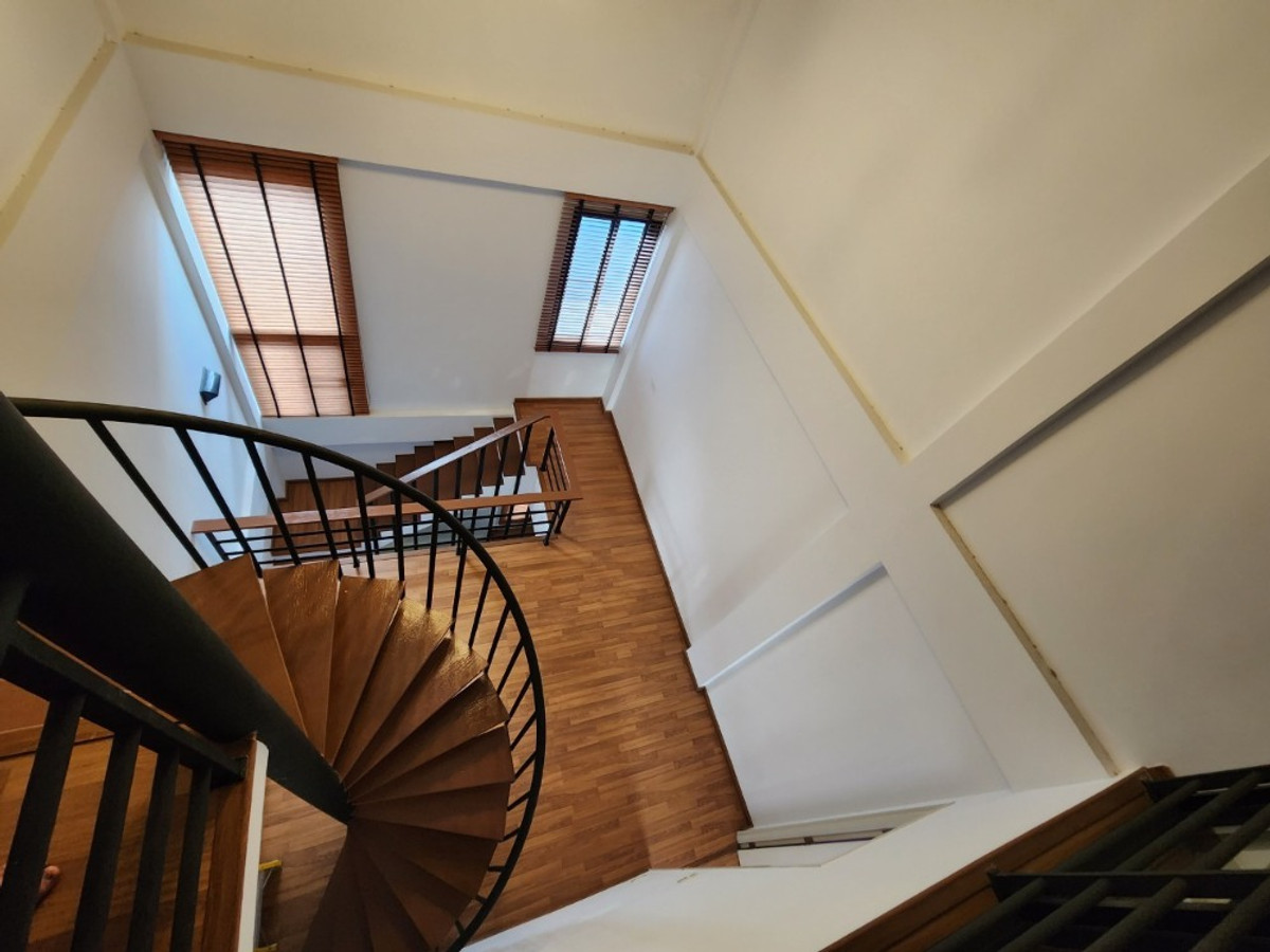 For RentTownhomeChaengwatana, Muangthong : Lovely modern-designed house with garden view, located close to the clubhouse , near MRT Si Rat Station 🚆