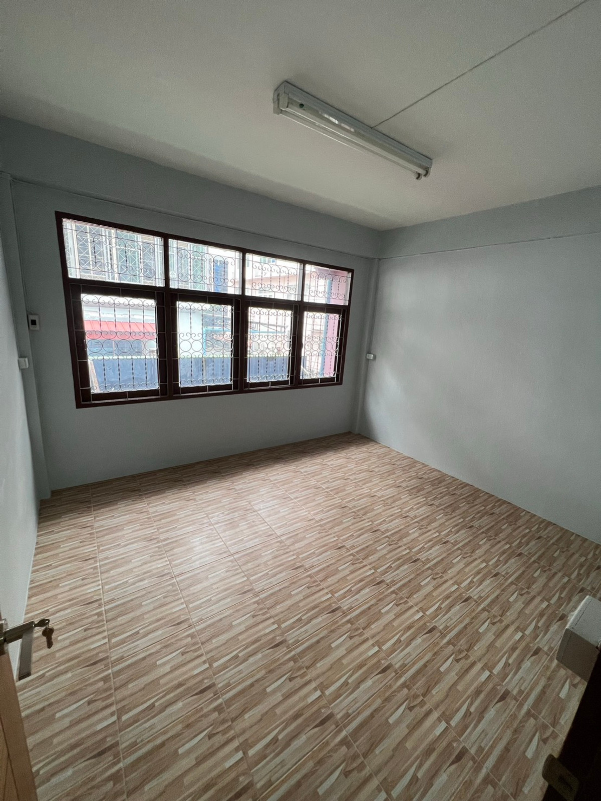 ให้เช่าอาคารพาณิชย์พระราม 3 สาธุประดิษฐ์ : ให้เช่า อาคารพาณิชย์สามชั้น ซอยแฉล้มนิมิตร 8 รีโนเวทใหม่ ยังไม่เคยปล่อยเช่า พร้อมเข้าอยู่