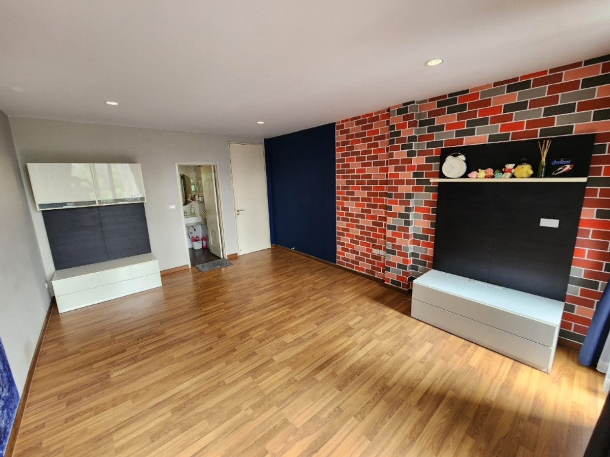 For RentTownhomeChaengwatana, Muangthong : Lovely modern-designed house with garden view, located close to the clubhouse , near MRT Si Rat Station 🚆