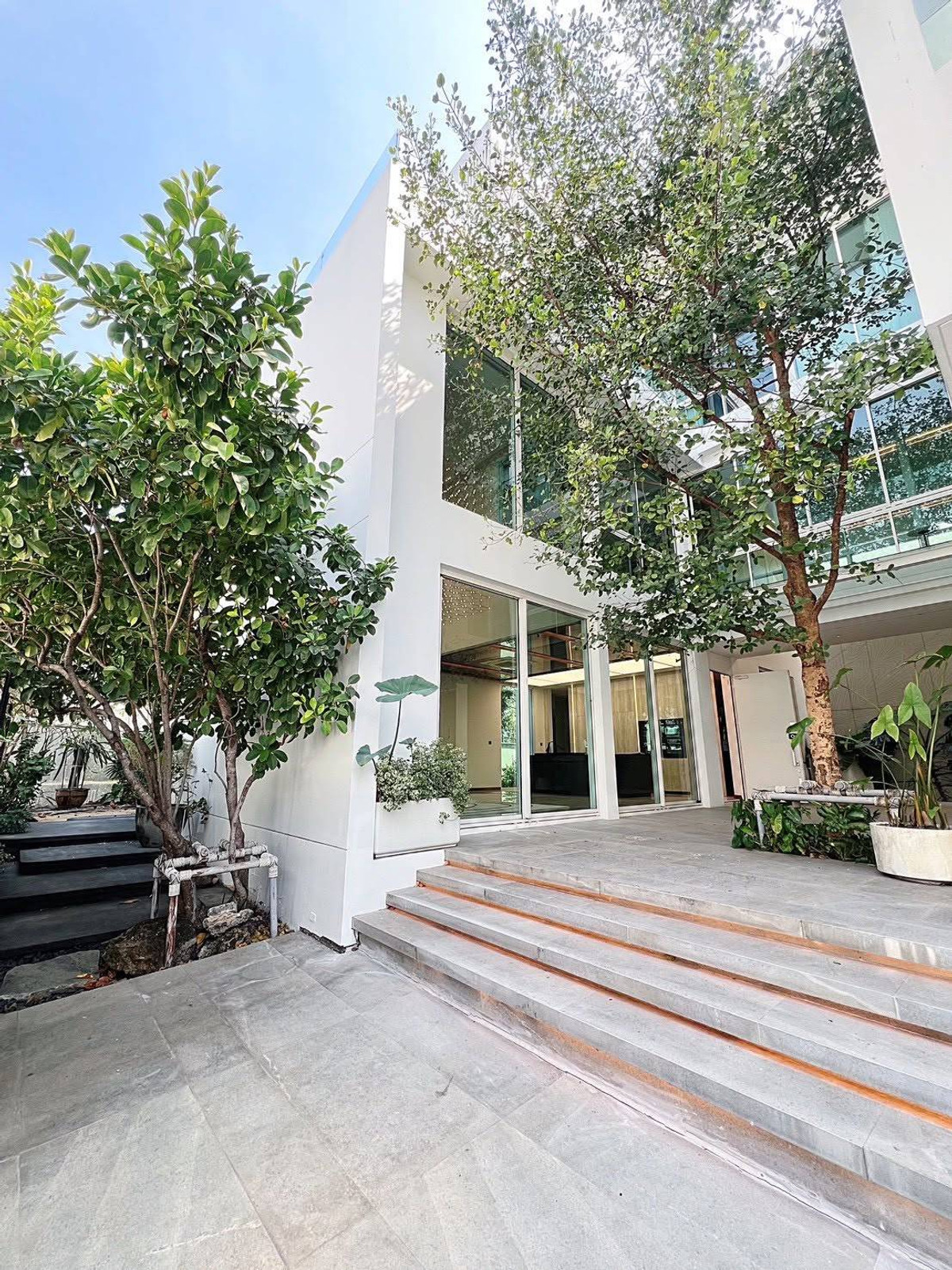 HouseYothinpattana,CDC : For sale/rent a luxurious 3-story detached house, VIVE Ekkamai-Ramindra project. Praditmanutham Road Soi Yothin Phatthana 3