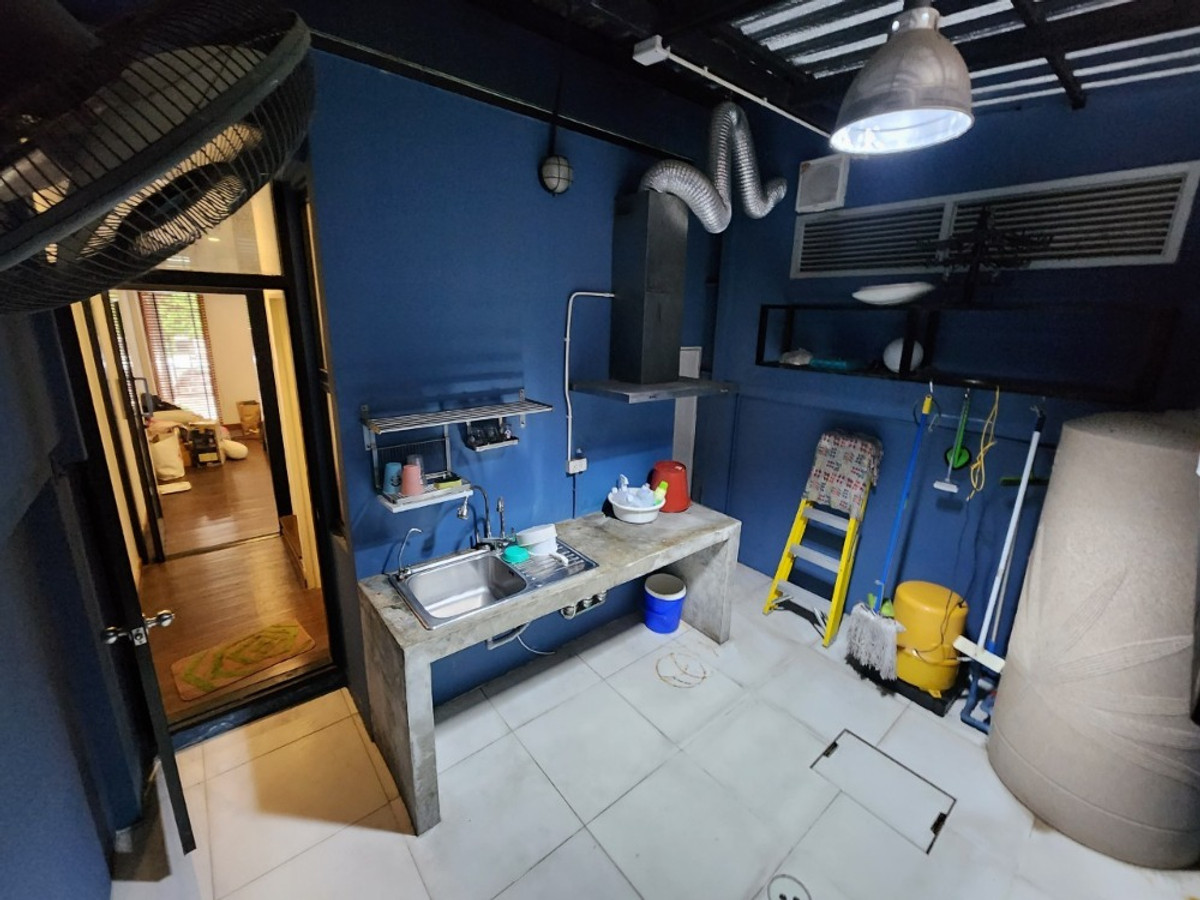 For RentTownhomeChaengwatana, Muangthong : Lovely modern-designed house with garden view, located close to the clubhouse , near MRT Si Rat Station 🚆