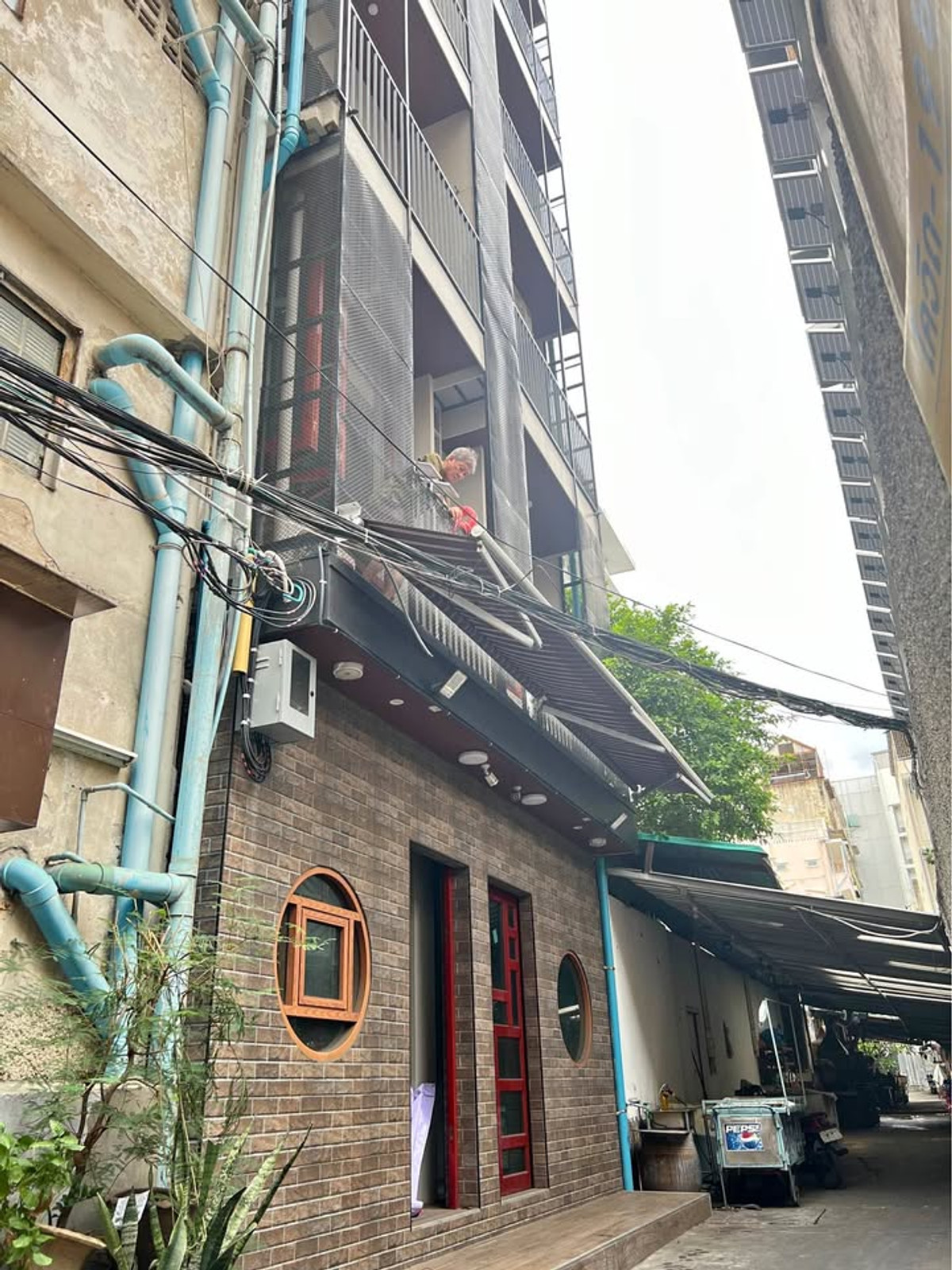 For RentShop HouseYaowarat, Banglamphu : HR3094 6-story building for rent in the heart of Yaowarat for MRT Wat Wangkorn, meeting the needs of Hostel, Cafe or Restaurant & Bar businesses.